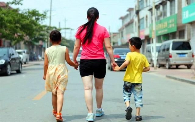 你的育儿经|宝妈二胎生下5个娃，4个男孩一个女孩，哥哥开心到忙不过来