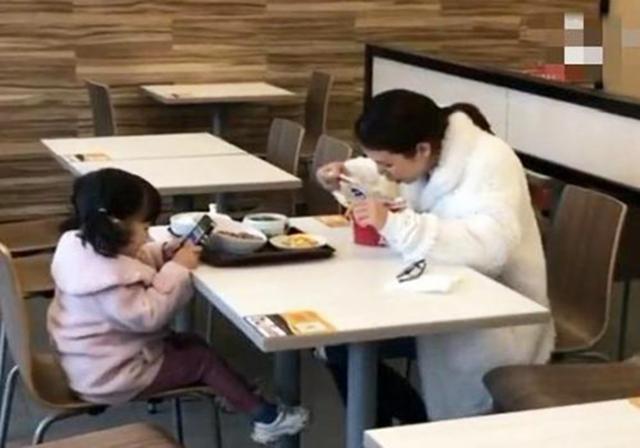 『超级宝妈』妈妈带女儿在外吃饭，面前的食物差距太大，网友：这孩子被宠坏了