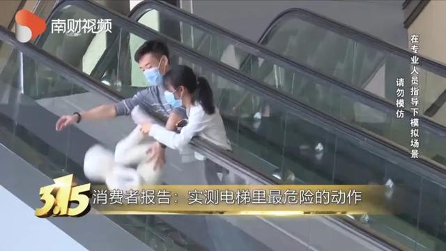 花一样的青春|4岁孩子手指被夹！乘坐扶梯这些行为千万不要做！