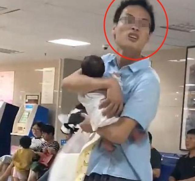 你的育儿经▲“人贩子”爸爸引关注，在医院慌张抱娃太可疑，路人：差点报警了