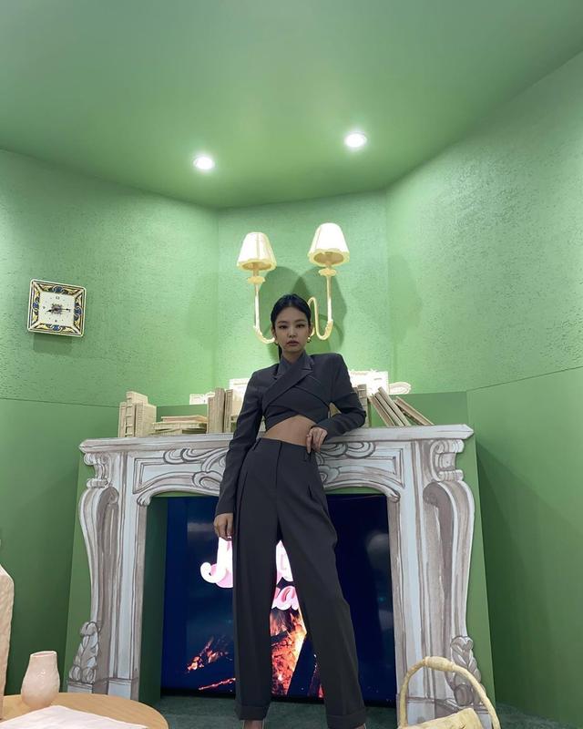 最时尚“千面美少女”Jennie,一身露背西装造型现身,超模身材惹人羡