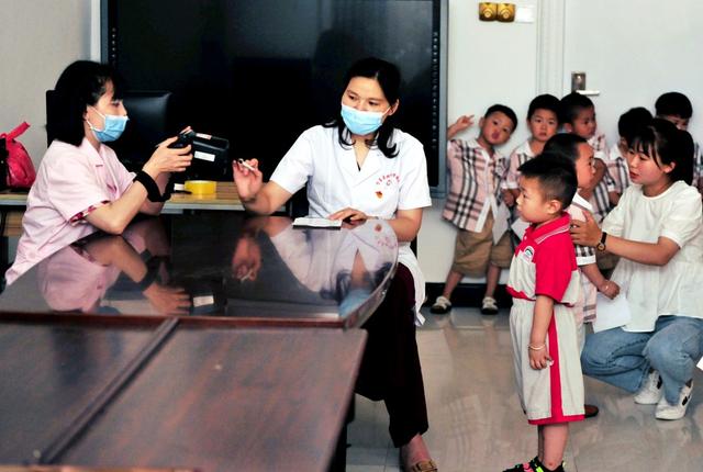 中国日报网|江西万载:“健康套餐”送进幼儿园