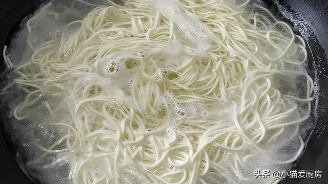 家常炒面这么做好吃，制作简单，不坨不粘，爽滑劲道，一碗不够