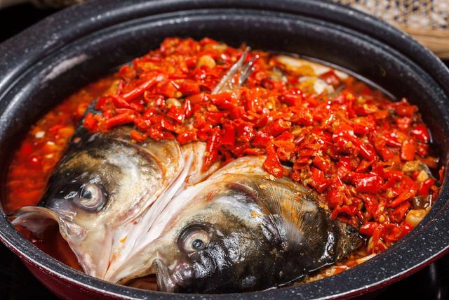 学会这样做小米椒蒸鱼头，爽口美味又营养好吃，一家人吃的很过瘾