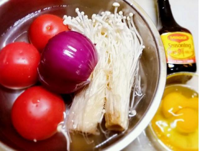 金针菇吃腻了，配点番茄一起做，酸酸甜甜新滋味