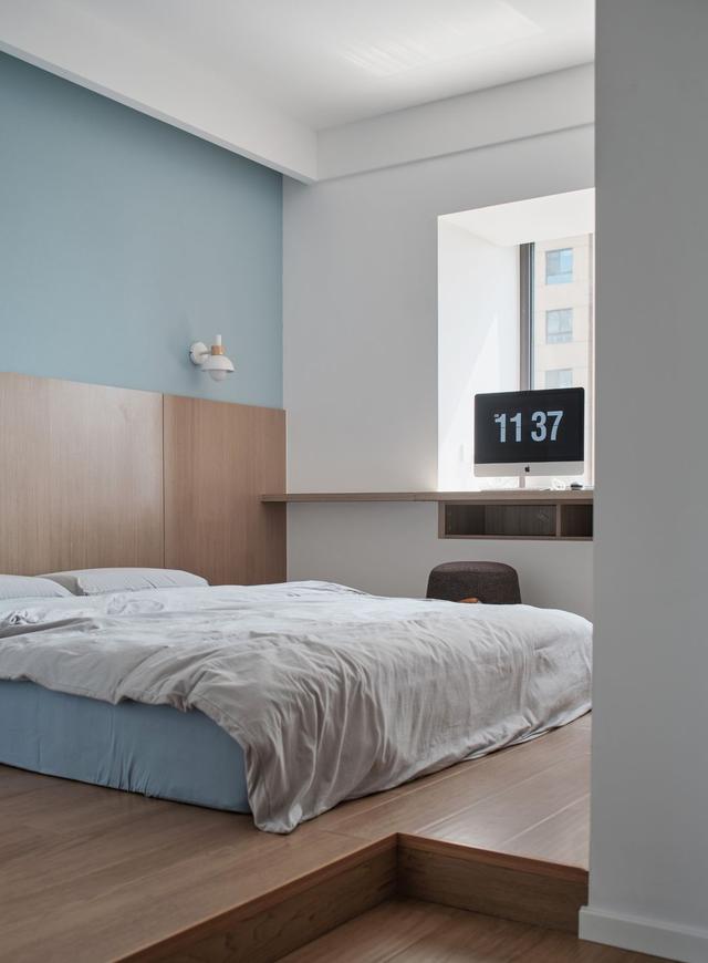 借助衣柜做悬空桌，办公梳妆置物3不误，如此实用叫谁还摆床头柜