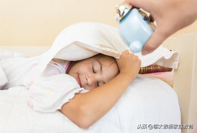 [你的育儿经]家长请警惕“杀伤性叫醒”：这样叫孩子起床，对大脑伤害巨大