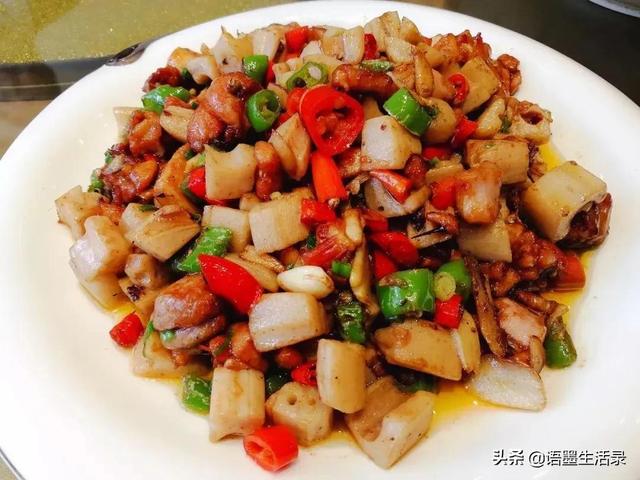 冬季必备的家常菜，莲藕炒肉丁，脆香可口又下饭