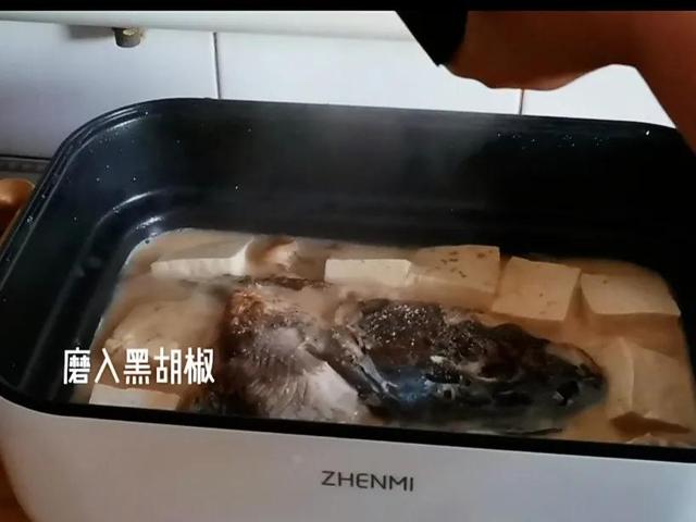 冬天就爱喝汤水，半个鱼头1块豆腐炖一炖，汤浓味鲜，低脂又营养