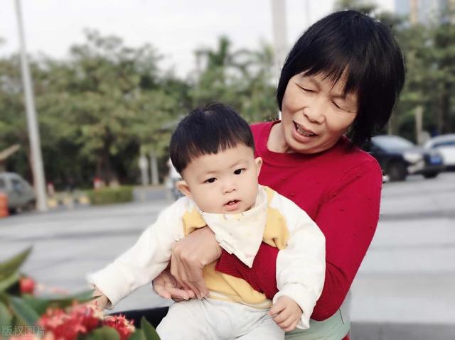 猫绘秋|你为啥不愿让婆婆带孩子了？“她说纸尿裤太贵，非在里面垫块布”