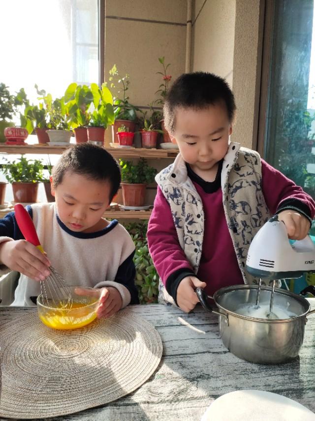 你的育儿经：在家做小巧可爱的纸杯蛋糕，绵软香甜做法简单，真的是孩子的最爱