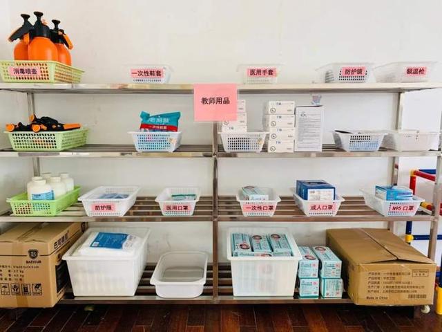超级宝妈|透明隔离板用餐 错向而睡，幼儿园开学在即 为幼儿筑起一道坚固的“防护墙”