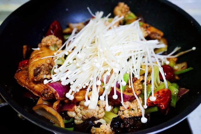 在家制作鸡翅麻辣香锅，食材丰富，营养更丰富，好吃到停不下来