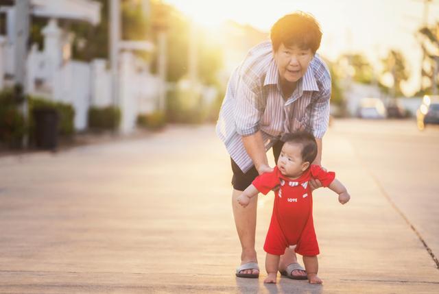 “带娃人选”影响孩子智商，耶鲁大学研究证实：妈妈不是第一人选