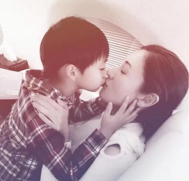 狄莺和15岁儿子同床，李嘉欣和8岁儿子共浴，孩子不懂家长要懂