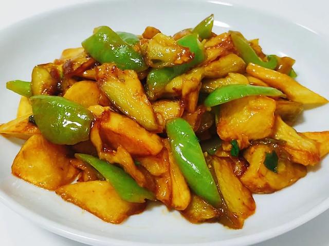 家常版地三鲜教程来了！茄子软糯，土豆粉面，蒜香浓郁超下饭