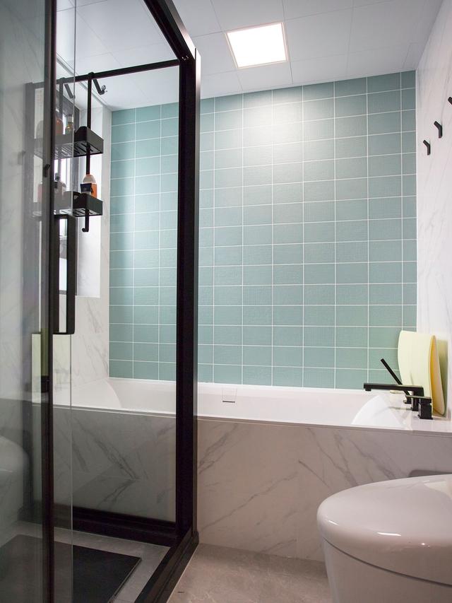 103m2堪称收纳满分典范，飘窗、榻榻米和全屋定制柜，储物大5倍