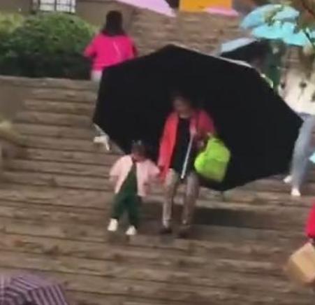 「超级宝妈」“硬核爷爷”带孙子上街，路人频频回头，网友：这个伞过分了