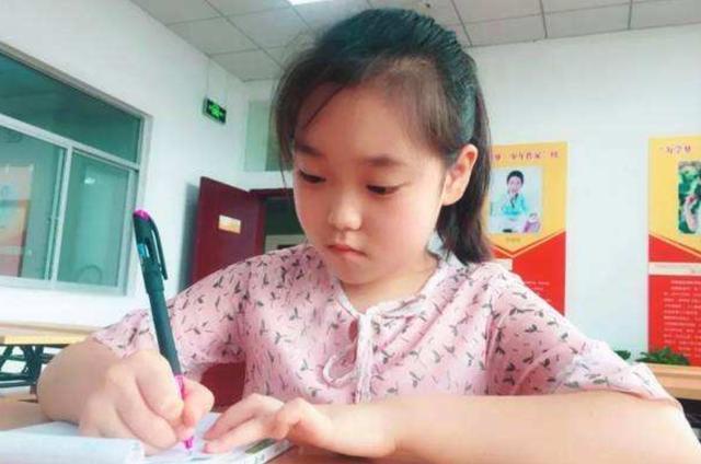 一家四口儿|女孩第一次月经时间有讲究，过早或过晚都不好，妈妈一定不要忽视