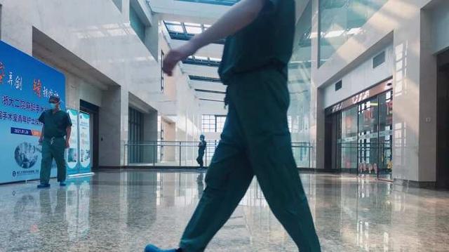 外科医生|“男子看完报告后比耶，我相信他读到一个好消息”，杭州医生“二楼后座”图文今天刷屏