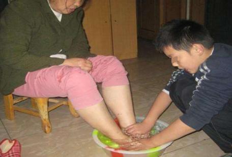 超级宝妈▲孩子将来是否孝顺，从小时候就能看出来，父母可以对照这3点