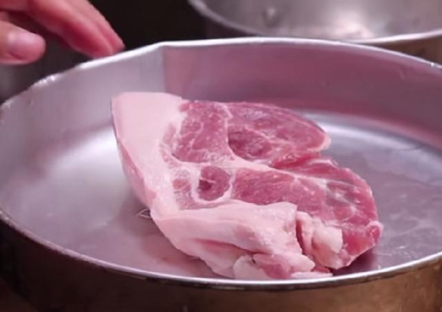 解冻肉时，不能直接用水泡！大厨教你2个技巧，解冻快，口感鲜嫩
