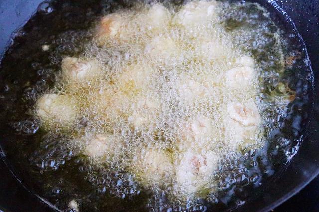 菠萝咕咾肉，中餐厅锁哥拿手好菜，酸酸甜甜，外酥里嫩特好吃