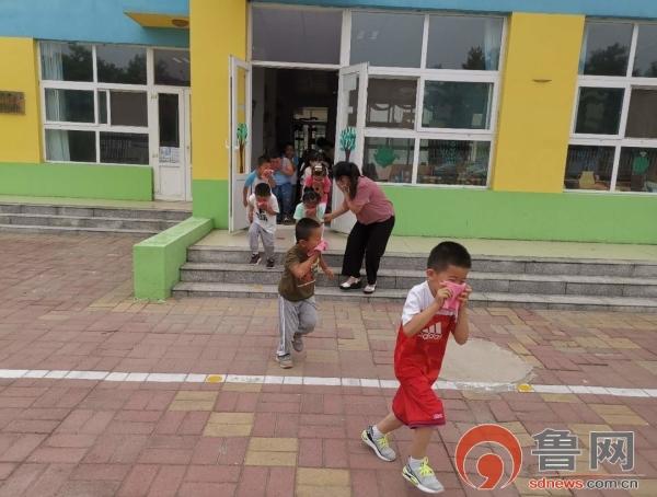 瞧这一家子|东营市东营区牛庄镇中心幼儿园陈庄分园消防安全疏散演练活动