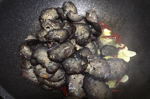 湖南人从小吃到大的“黑暗美食”，是北方人得不到的快乐，香极了