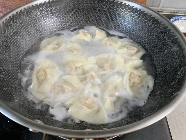 不管包饺子还是馄饨，牢记拌肉馅3个技巧，又香又嫩，好吃不腻