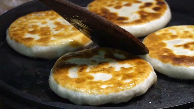 萝卜馅饼家常做法，皮薄馅大，味道鲜美，一家人都爱吃，太香了