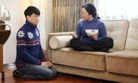 你的育儿经@公交车上女孩一大胆行为，让不少乘客沉默，网友：孩子“毁掉”了
