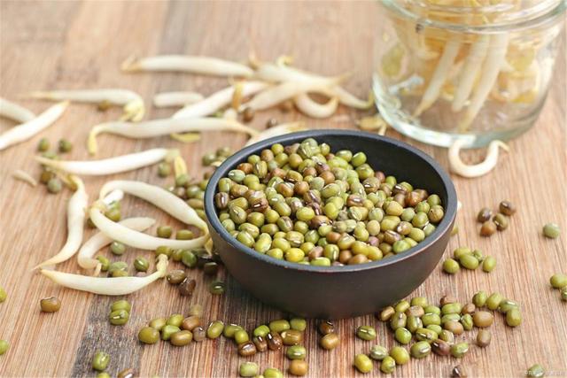 在家发豆芽好简单，只需水和豆，5天就发好，脆嫩好吃，干净卫生