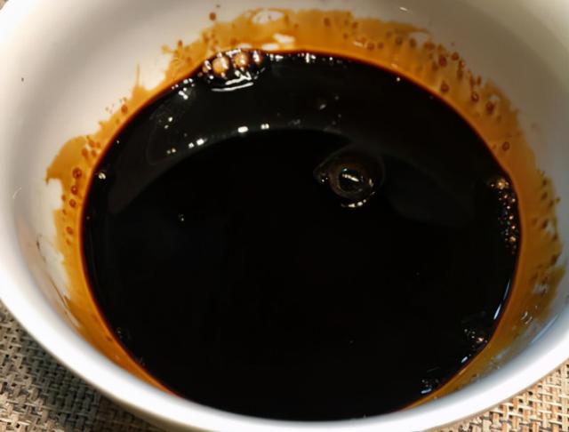 煎鱼时，别直接下锅，多加这1个步骤，鱼皮不破不粘锅，更完整