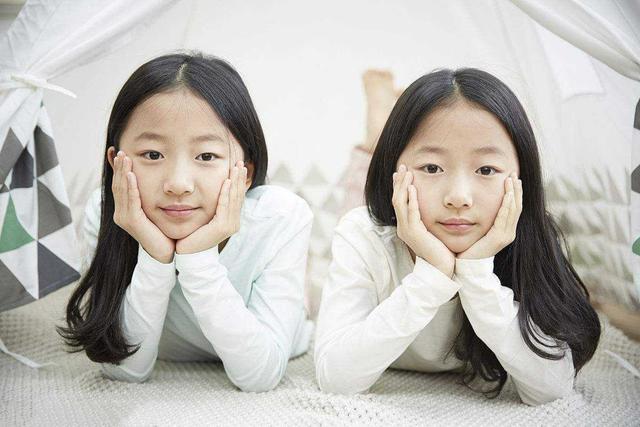 「你的育儿经」被分开养的双胎：一个生活在城市一个生活在农村，5年后差别巨大