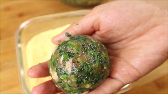 入冬了，我们家迷上吃这个，不和面不揉面，皮薄馅大，营养又美味