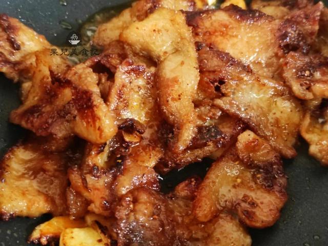 五花肉简单腌一腌，放锅里一煎，出锅后肥而不腻，吃着比烤肉还香