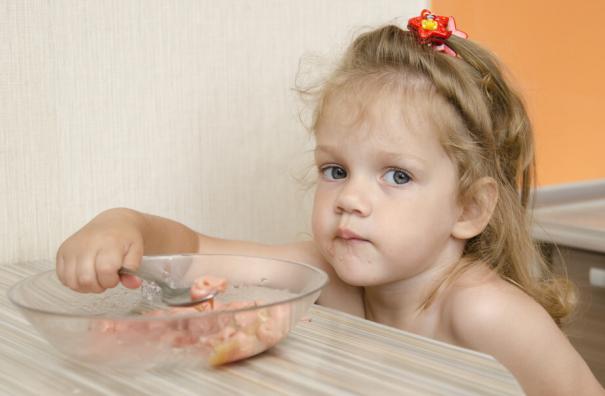 孩子积食时，多有3种表现，提醒各位家长：哪怕占一个，也要调理