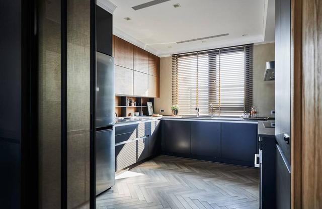 现代简约装修案例，设计和配色都很大气