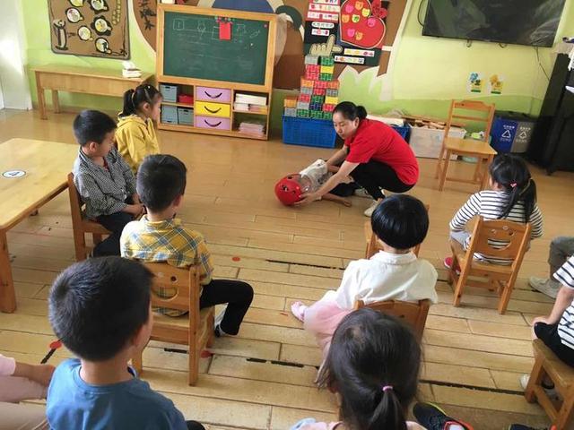 你的育儿经|一路平安，多“盔”有你——小越街道中心幼儿园开展安全宣传活动之头盔佩戴行动