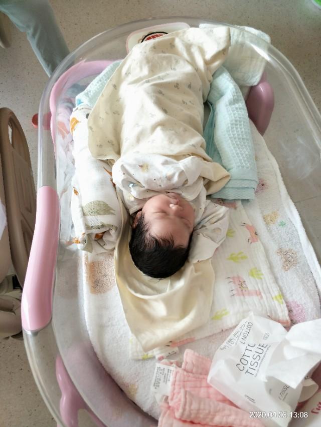 超级宝妈■我的外孙女出生第五天，变化真大，头发特好，今天要出院回家了。