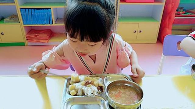 你的育儿经|孩子回家说午餐吃不饱，鸡蛋面没有“鸡蛋”，幼儿园的解释引众怒