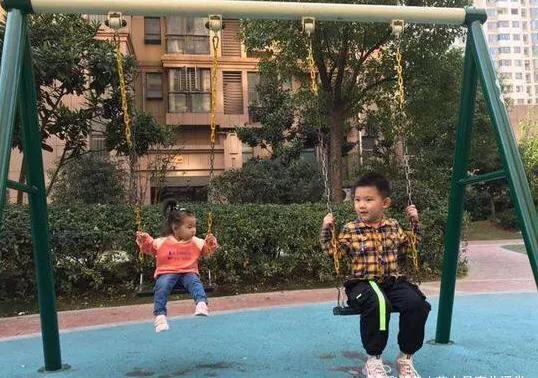 相亲相爱|哥哥带妹妹遛弯忽然想上厕所，为安心如厕，竟贴“告示”保护妹妹
