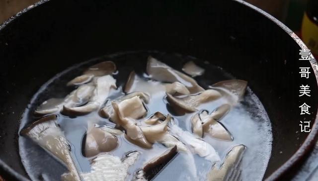 平菇加土豆一起做，真是太解馋了，天天吃都不腻，比红烧肉还香