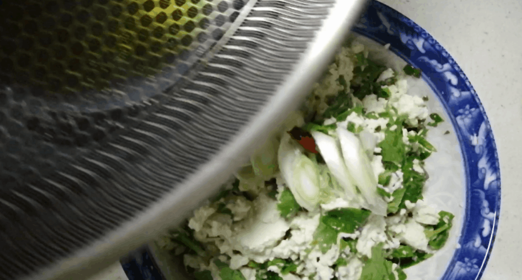 芹菜叶千万别再扔了，搭配2块钱食材，就能做出美味小凉菜