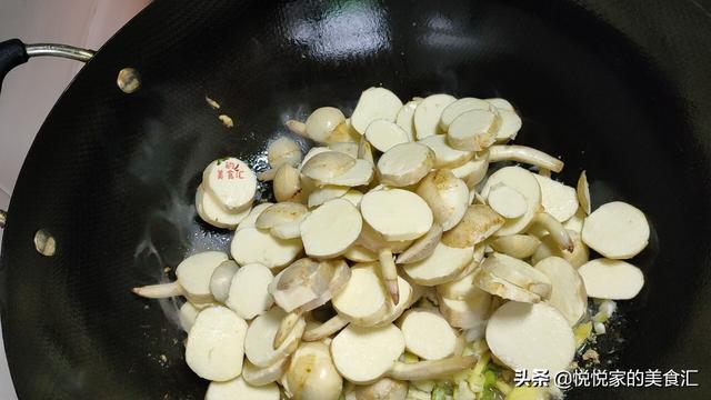 元月这菜比萝卜受欢迎，放把蛤蜊一起焖，鲜美滋补，寓意大吉大利