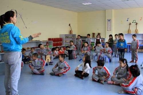 [画说育儿]幼儿园毕业典礼成“上流宴会”，宝妈吐槽却遭怼：没钱就不要硬挤
