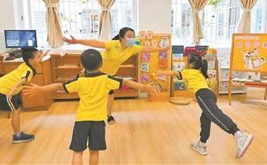 光明网|萌娃返园首日隔空拥抱