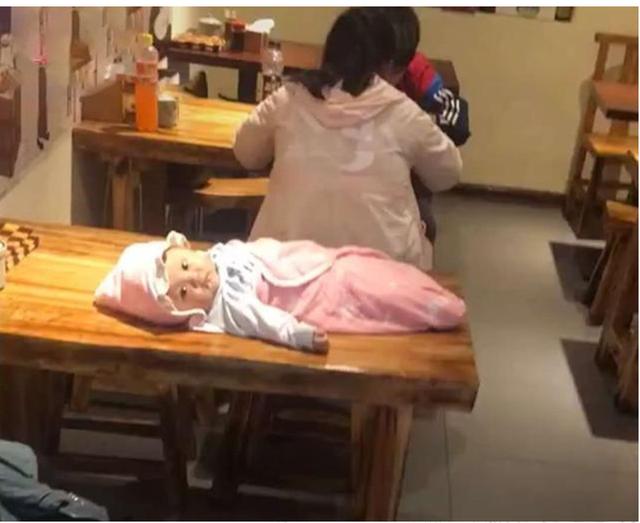 超级宝妈|“最可怜宝宝”走红，爸妈在餐馆吃饭，宝宝孤零零躺在身后餐桌上