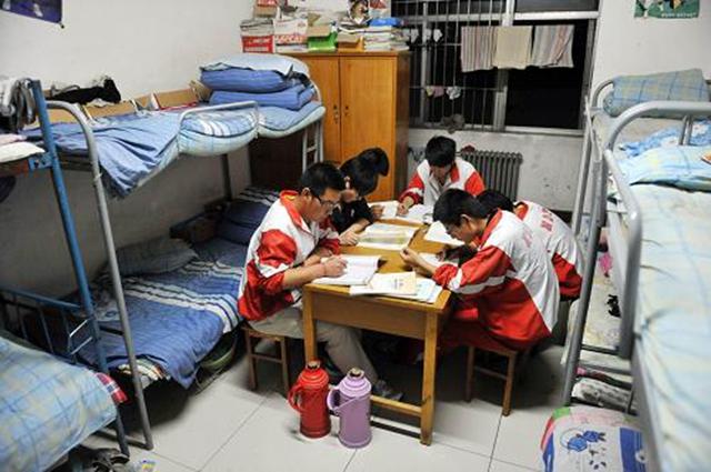 逗比大家庭|白岩松：“打死也不让孩子住校！”寄宿制究竟对孩子好不好？